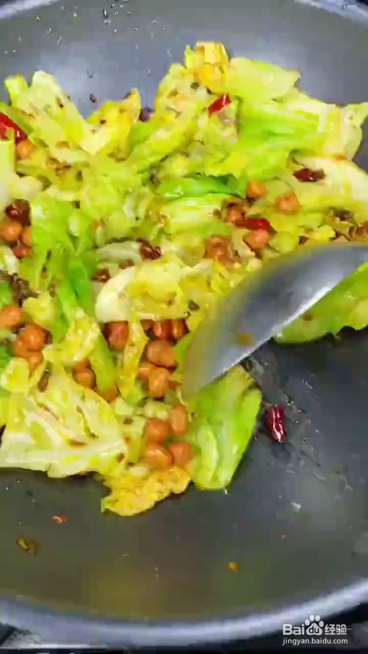 如何用花生米炒好吃的手撕包菜？