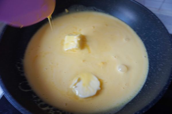 酥皮奶黄流沙月饼