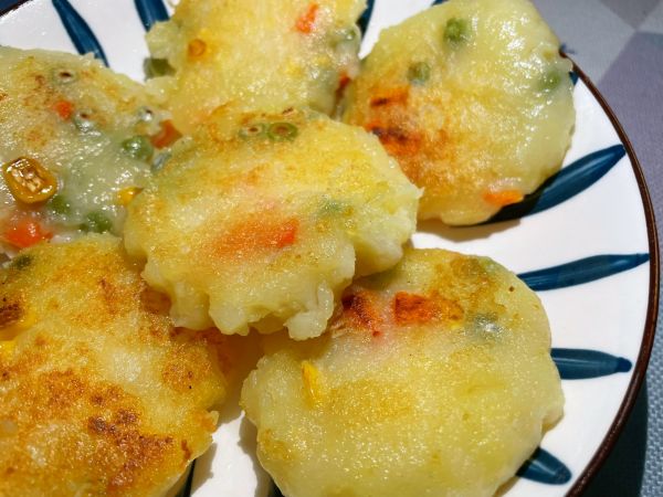 胡萝卜玉米青豆粒土豆饼