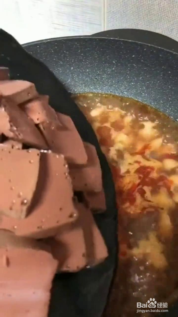 如何制作香辣好吃的肥肠血旺?