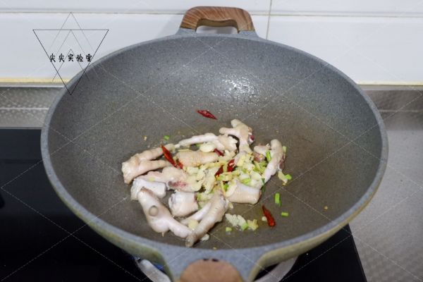 香辣鸡爪烧土豆