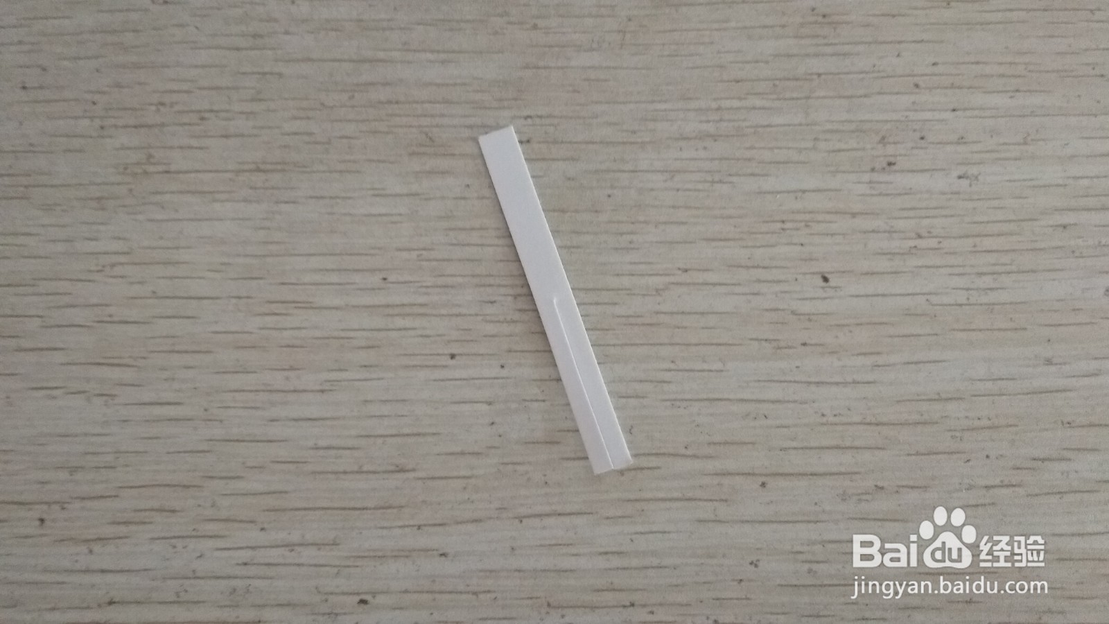如何用一小块硬卡纸做两支中性笔的简易支架