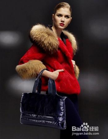 女人衣柜里永远少不了一件能挎出去的包包