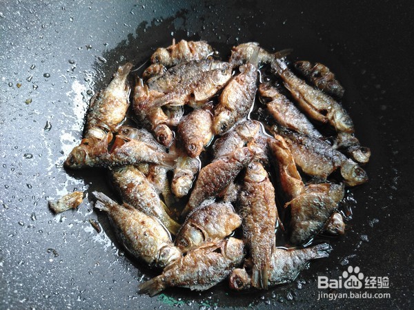 糖醋小鲫鱼的做法