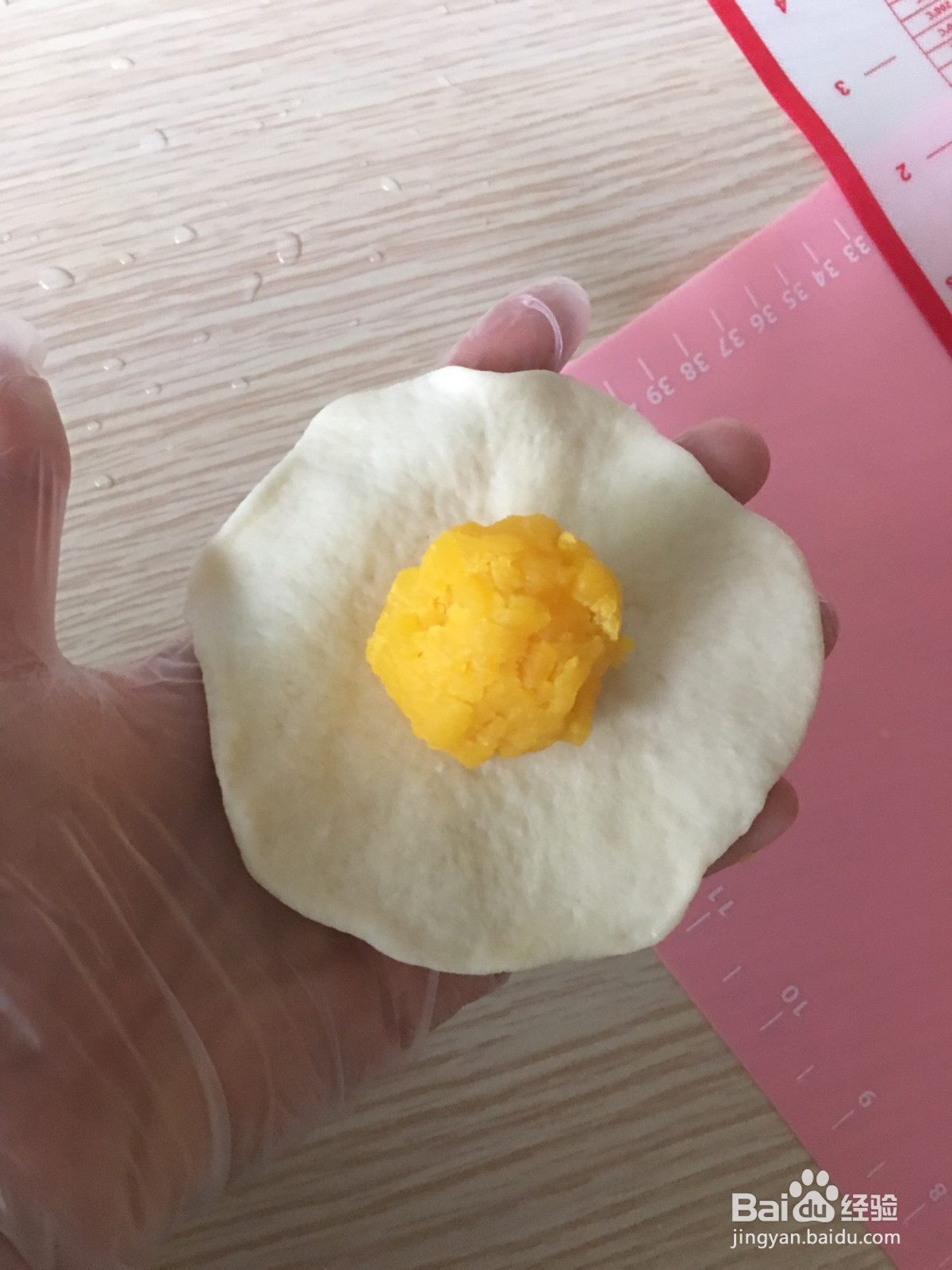 满满一口的奶黄包的做法