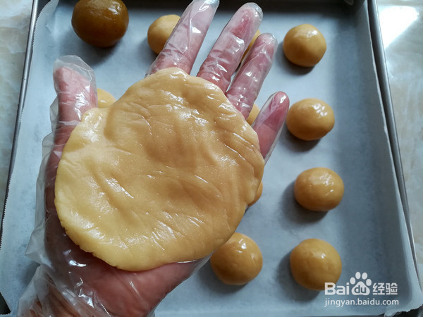 白莲蓉蛋黄月饼的做法