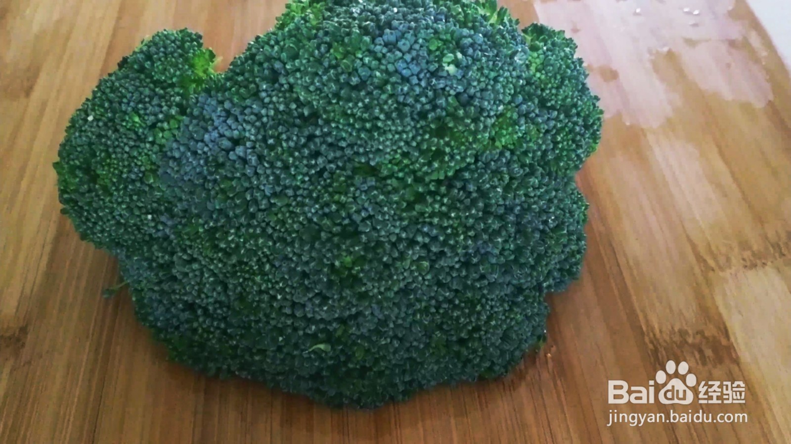 一道非常有营养价值的西兰花炒火腿肠