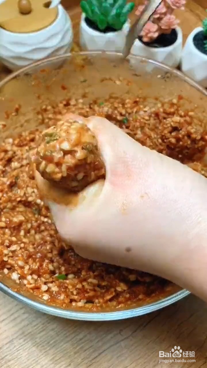 如何制作软糯鲜香的炸丸子
