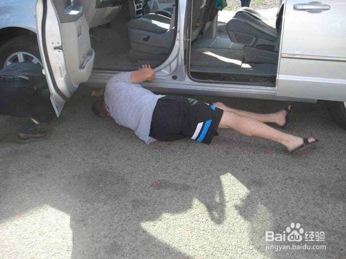 小区车子被划怎么办