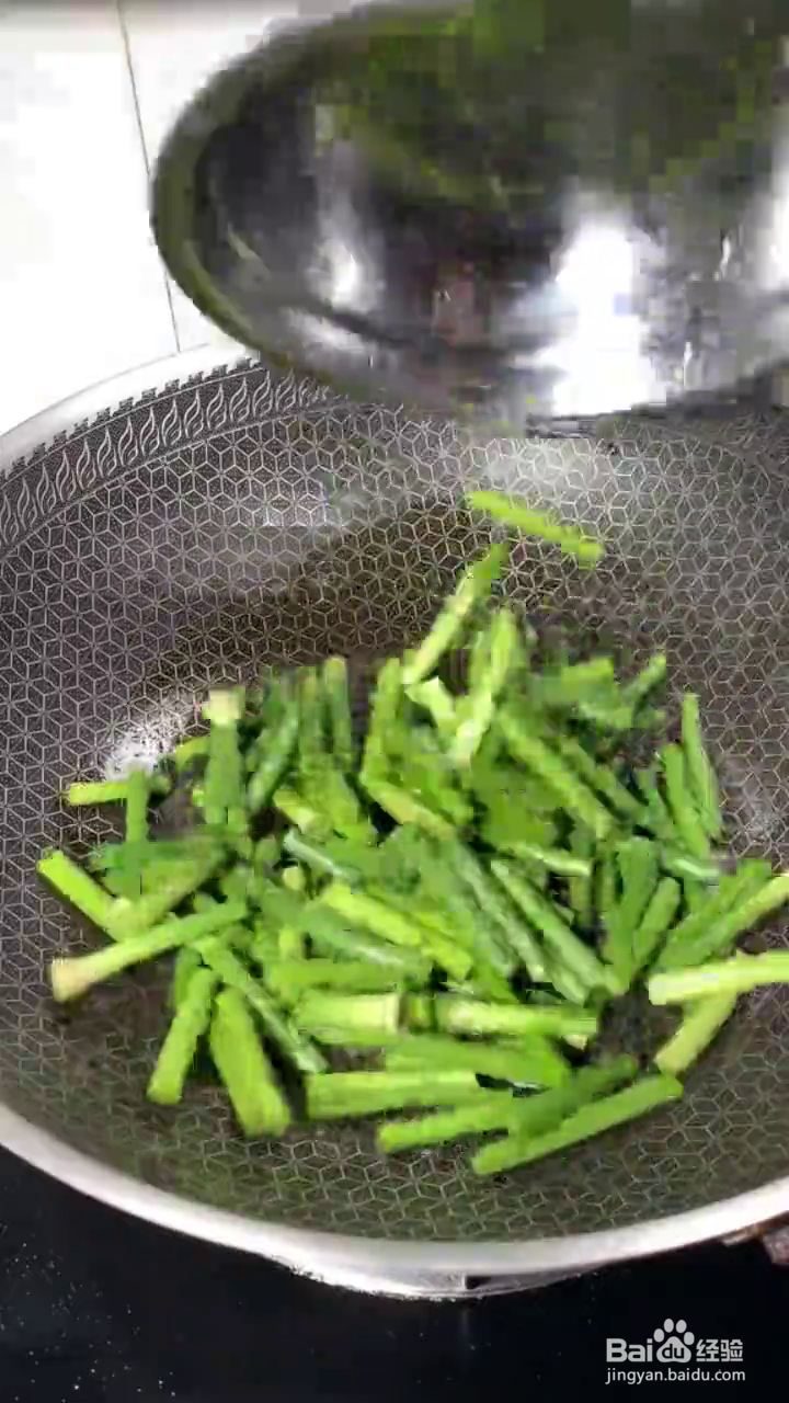 如何制作好吃下饭的蒜苔炒肉丝