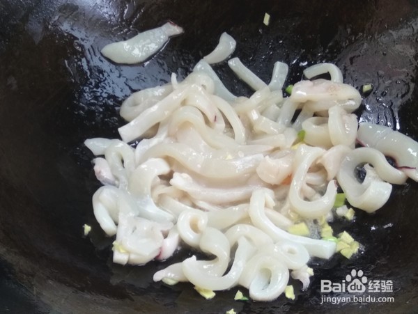 鱿鱼炒辣椒的做法