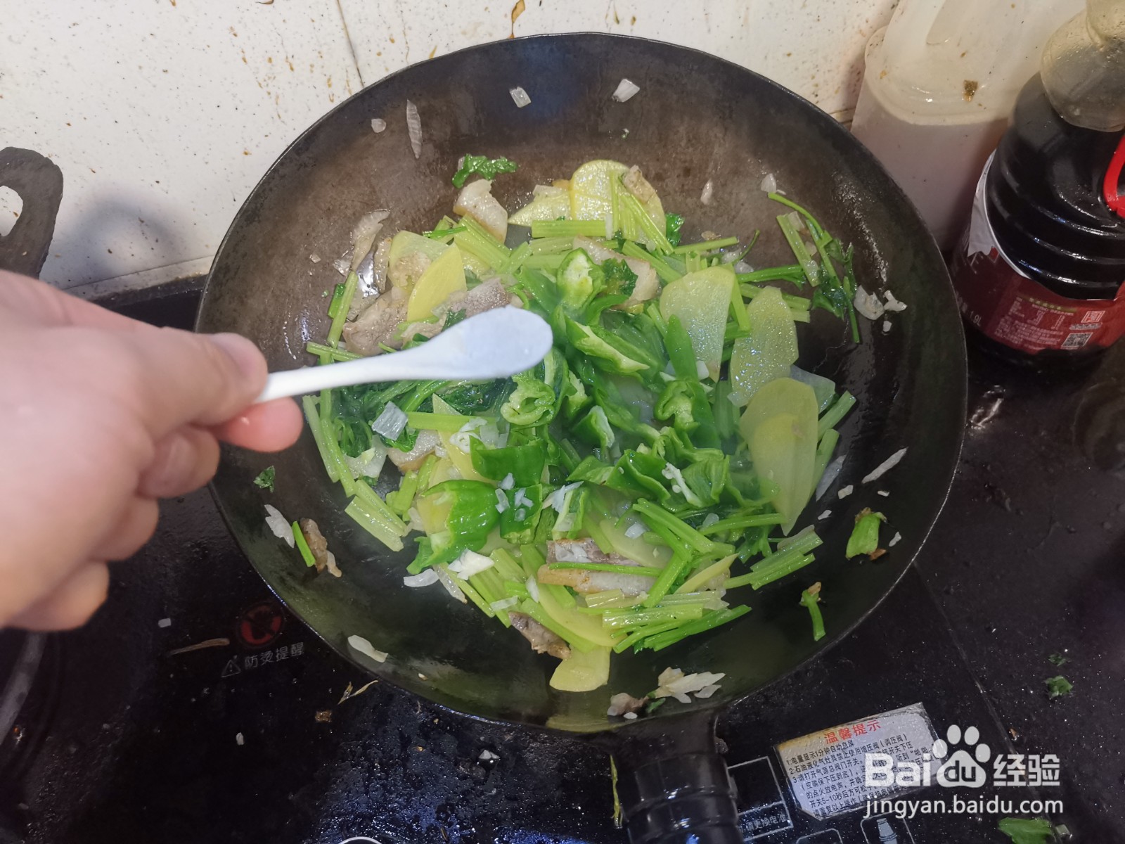 猪头肉炒芹菜青椒土豆片的做法