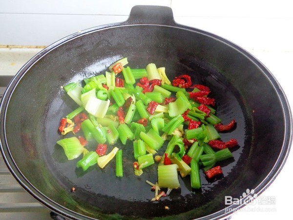 芹菜炒牛肚的做法