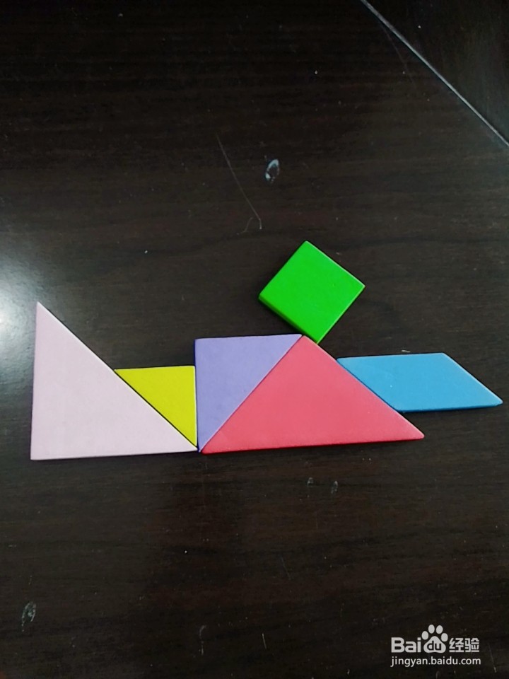 怎样用七巧板一个做仰泳示范动作的教练