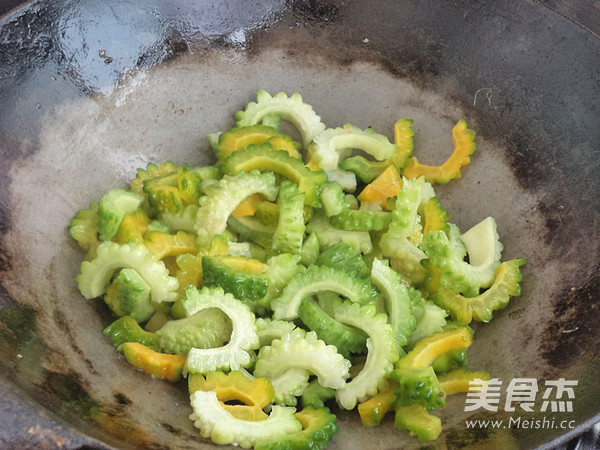 鸡蛋炒苦瓜的做法