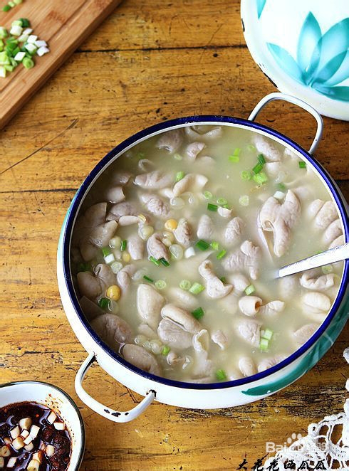 四川家常菜耙豌豆肥肠汤