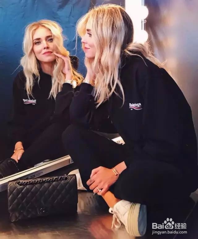 一件卫衣就能让你的大衣时髦到不！像！话！