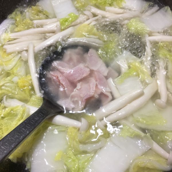 菌菇肉片白菜汤