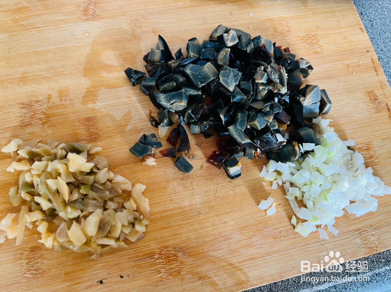 皮蛋内脂豆腐的做法