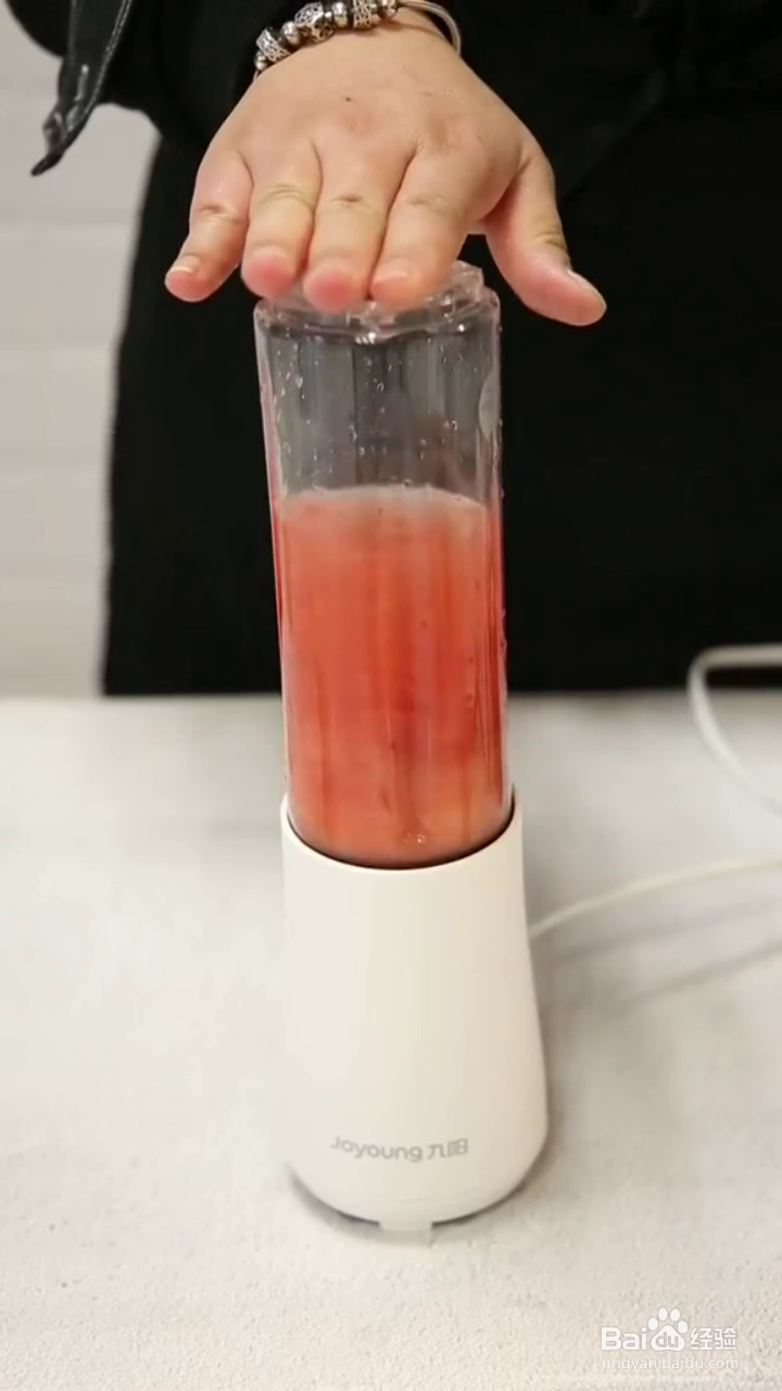 如何制作果香味十足的草莓波波茶