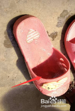 图示简单操作去除夏天拖鞋难洗的灰尘使清洗干净