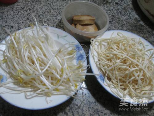 食材:綠豆芽(已清洗),麵條,紅燒素雞