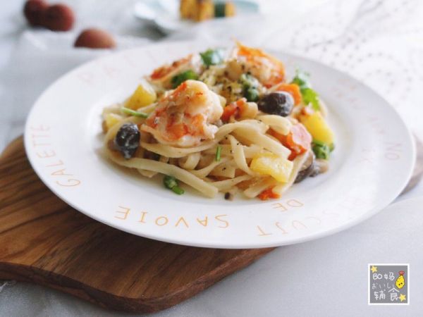 菠萝酸奶鲜虾拌乌冬