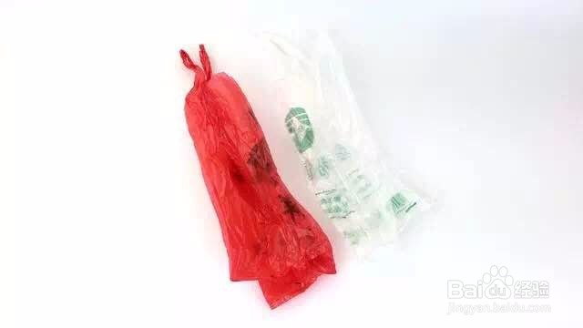 把饮料瓶盖粘在垃圾桶上，解决了不少家庭的难题