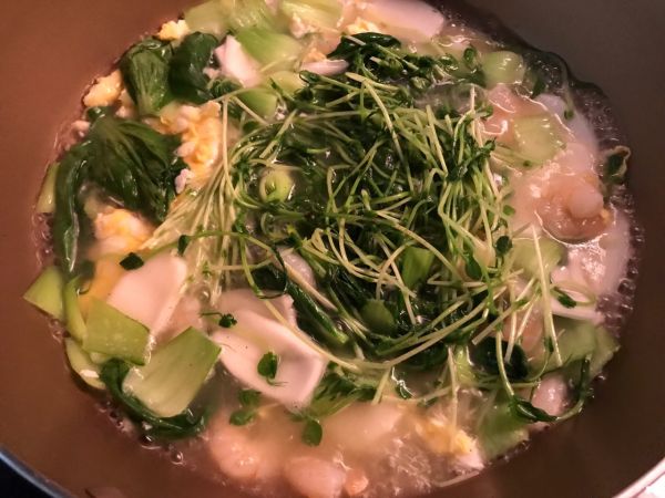 豆苗青菜虾仁年糕汤