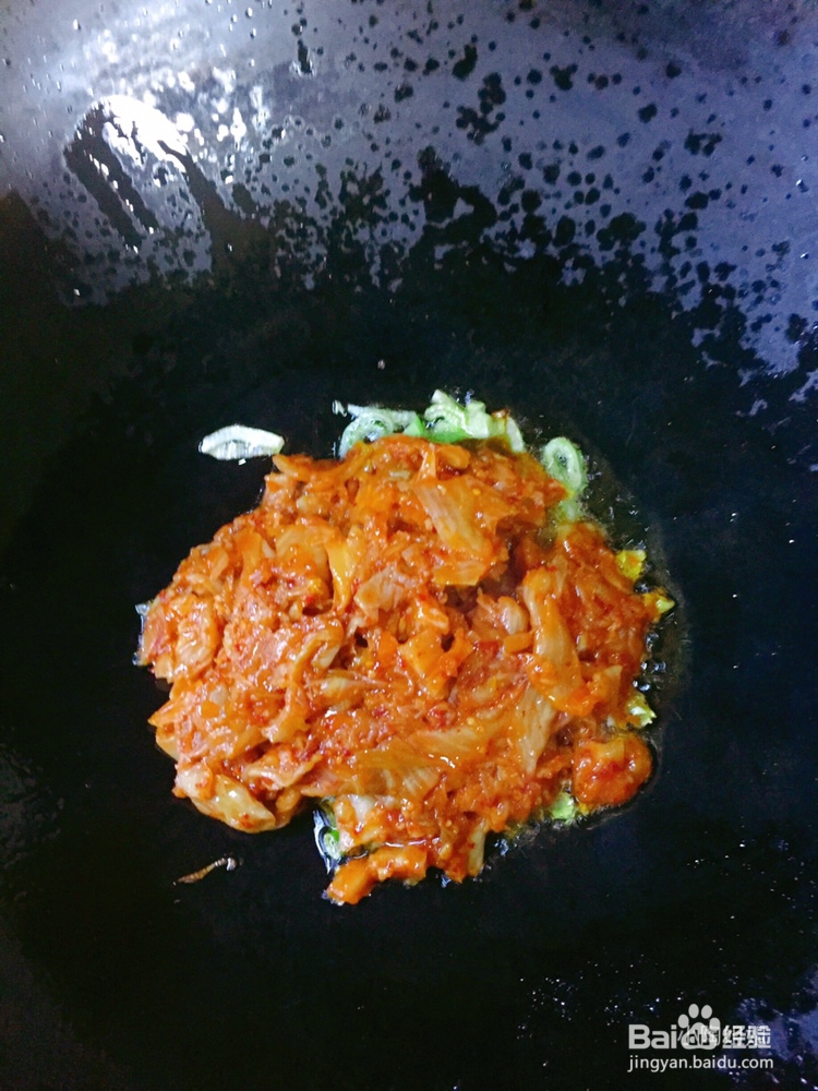 香气浓郁的辣白菜炒饭