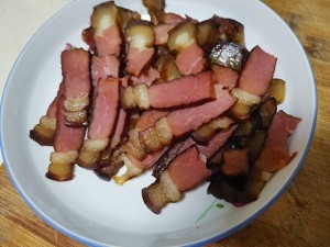 蒜苗炒腊肉好吃的做法