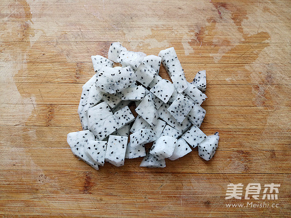 酒香火龙果冰饮