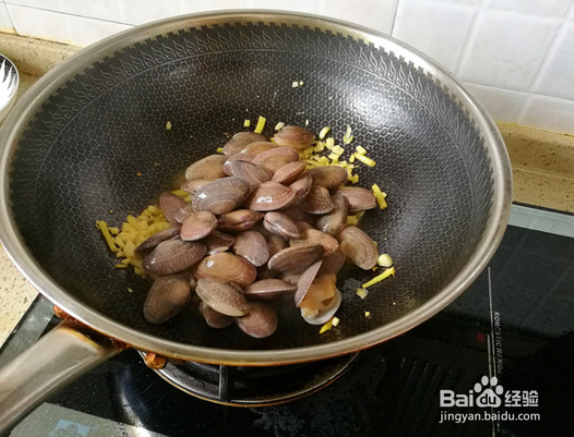 双椒炒花甲在家怎么做呢