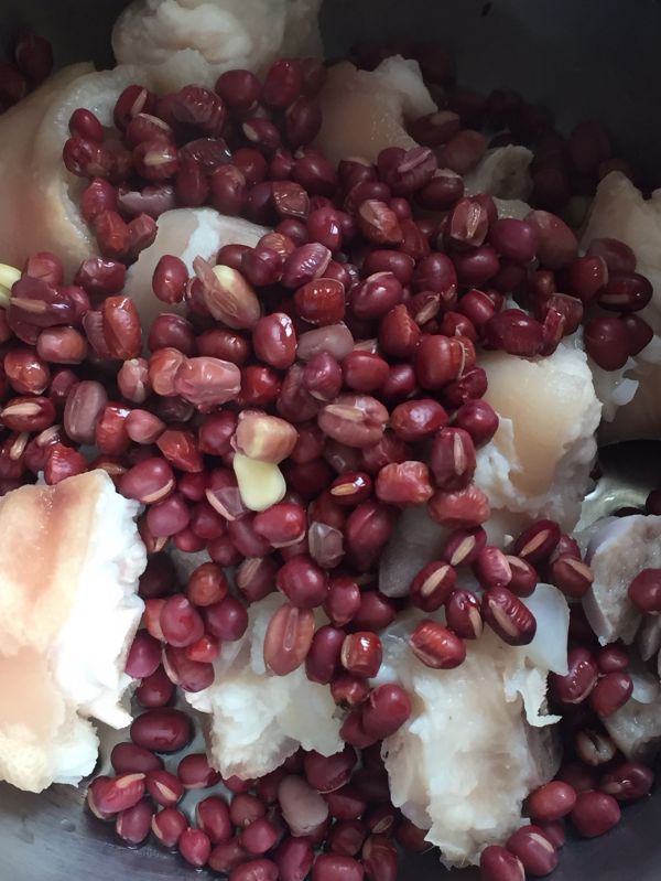 红豆薏米猪蹄汤