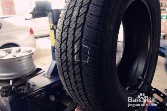 汽车车胎被钉子扎破怎么办