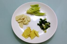 香菇炖鸡肉的家常做法