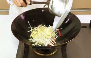 美味的韭黄香菇炒鸡丝