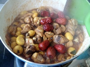 鸡酥栗糯汁浓味香——【红枣焖栗子鸡】