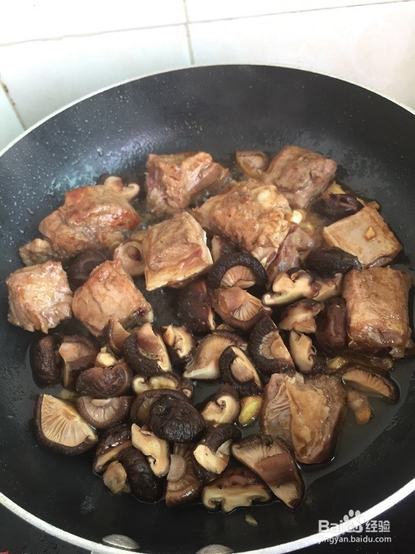 香菇焖排骨怎么做