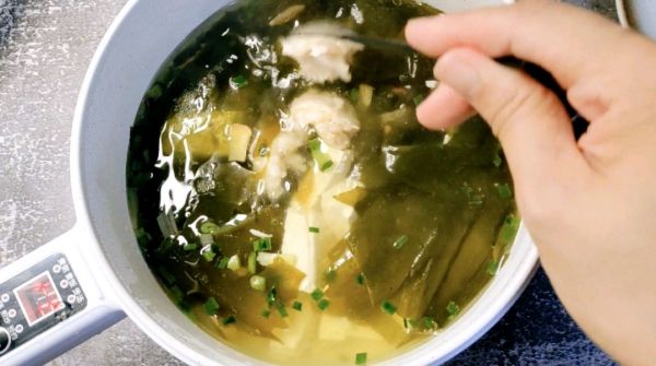 裙带菜虾滑豆腐汤