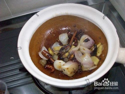别样吃法烧鸡砂锅茴香焖鸡