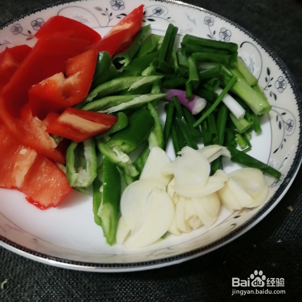 年夜饭----辣椒炒排骨肉的简单做法