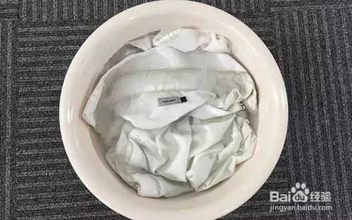 杨梅汁弄到白衣服上怎么办