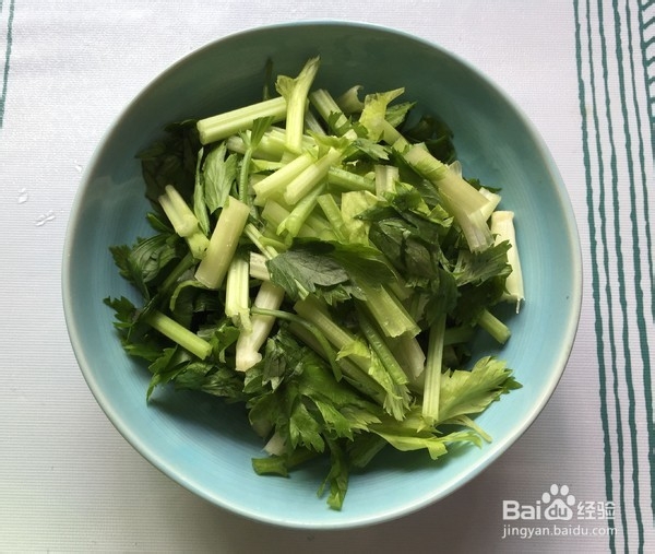 家常芹菜烧腐竹