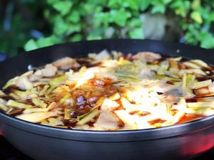 五花肉炖野笋的做法