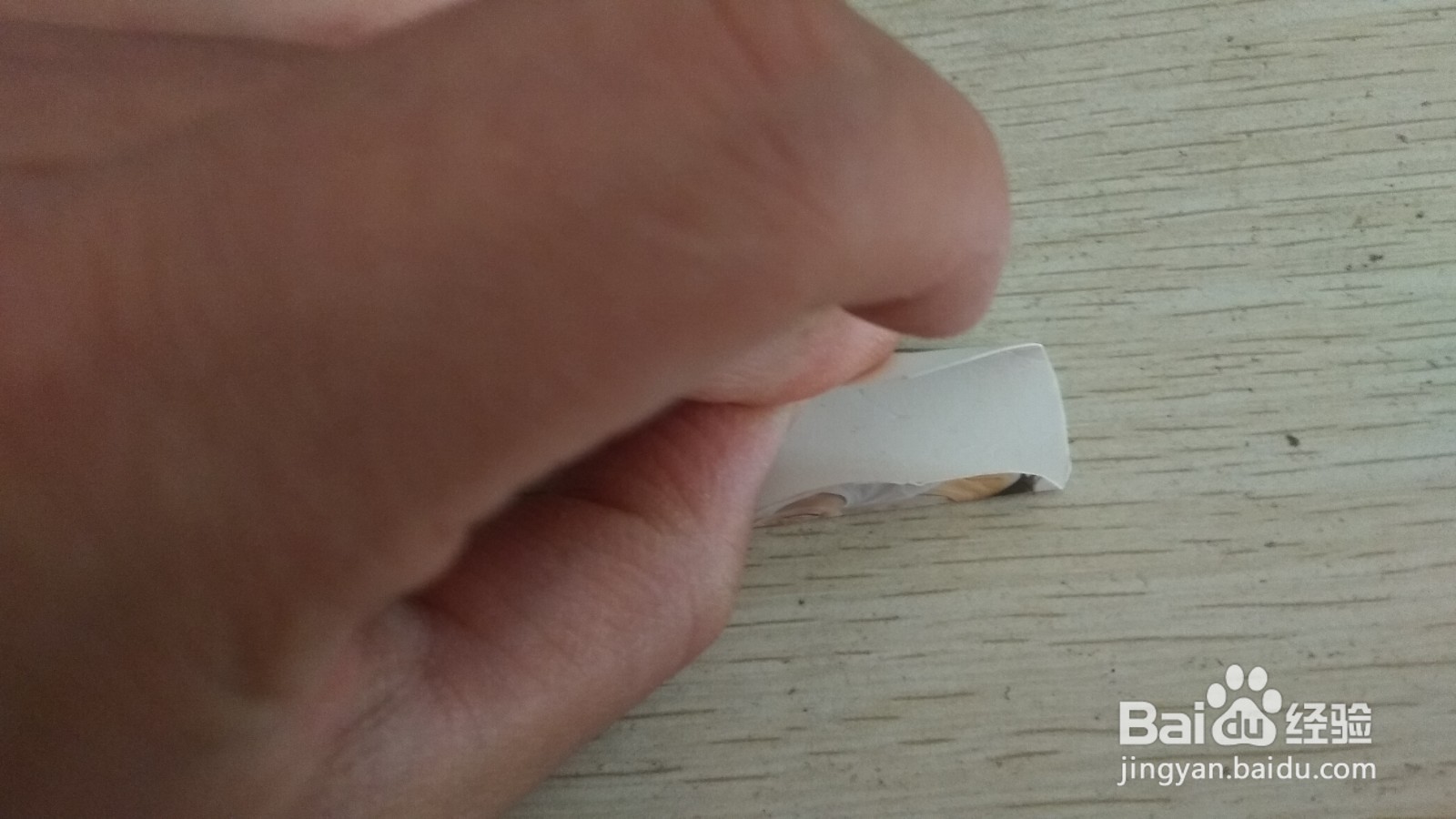 如何用圆形硬卡纸做放两个中性笔的简易的支架