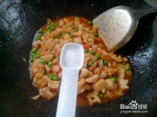 轻松几步剥番茄皮:茄汁藕丁