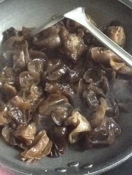 黑木耳炒肉的做法