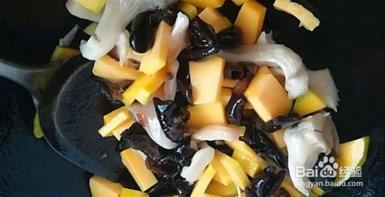 怎么做营养好吃的蘑菇洋葱黑木耳嫩南瓜