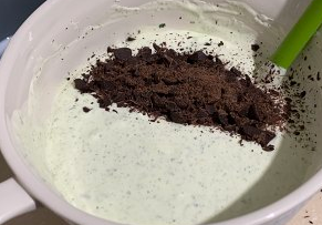 怎样制作火爆韩国的薄荷巧克力冰淇淋步骤
